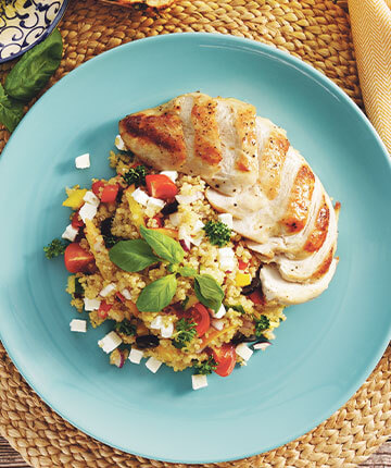 Mediterraner Quinoasalat mit Feta, Nektarinen und Poulet