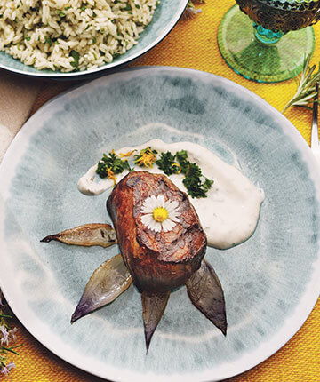 Gegrilltes Rindersteak mit Minze-Joghurt-Sauce und Kräutern