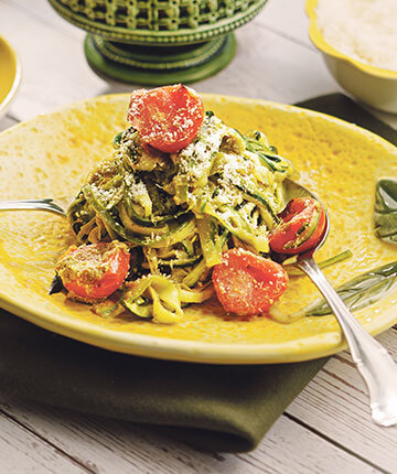 Zucchininudeln mit Pesto und gerösteten Cherrytomaten